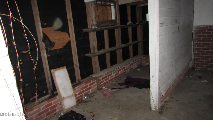Single family home on a nice corner lot, no flood, with two - photo 21