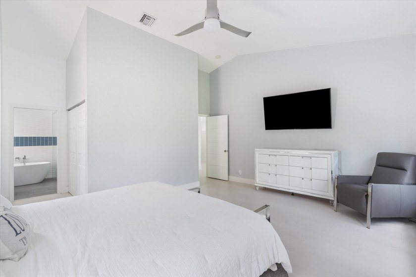 Stunning updated spacious 4 bed/2 bath pool home in gated - photo 20
