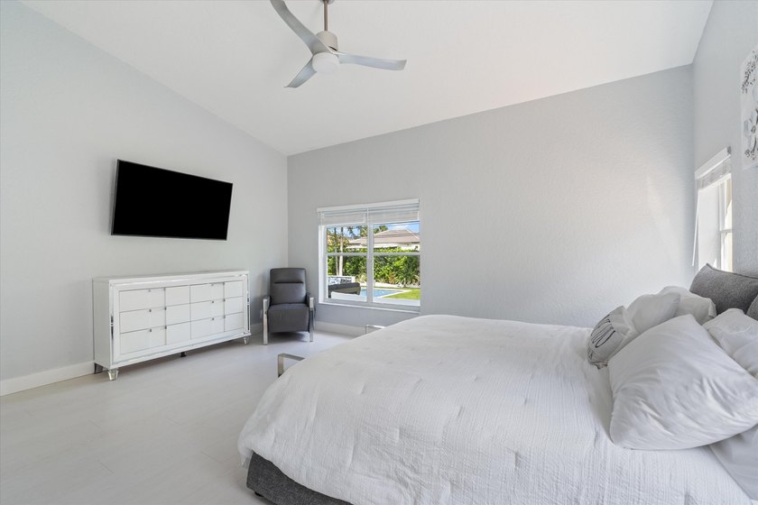 Stunning updated spacious 4 bed/2 bath pool home in gated - photo 22