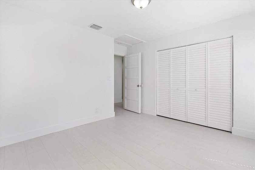 Stunning updated spacious 4 bed/2 bath pool home in gated - photo 36