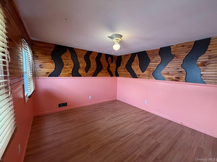 Welcome to this charming 3 bedroom, 1 bath home located in the - photo 15
