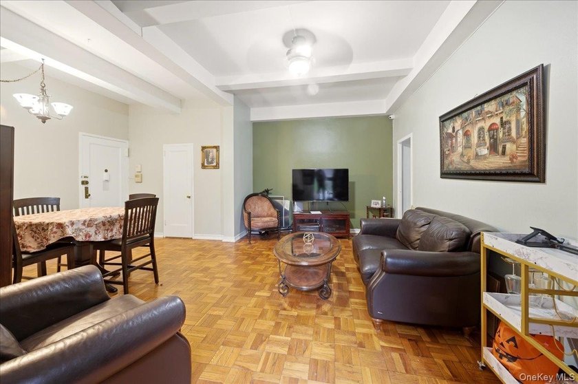 Beautiful 2-Bedroom Condo with Private Terrace Entrance in - photo 15