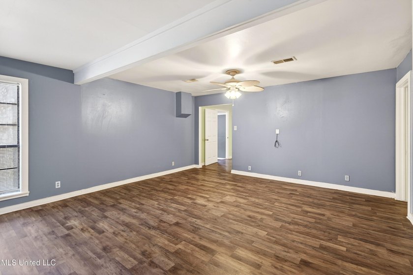 This spacious and versatile home offers 3 bedrooms and 3 - photo 5