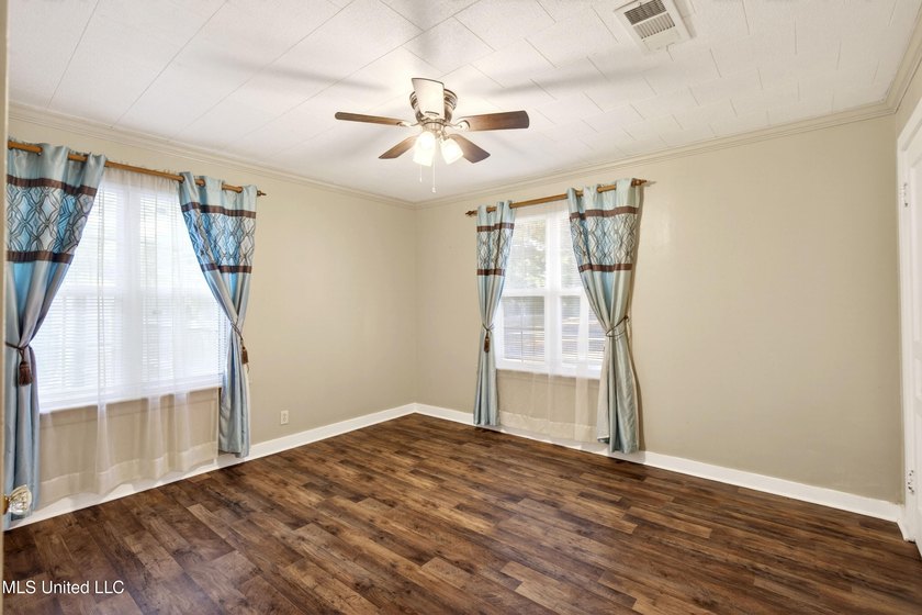 This spacious and versatile home offers 3 bedrooms and 3 - photo 7