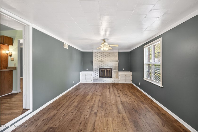 This spacious and versatile home offers 3 bedrooms and 3 - photo 8