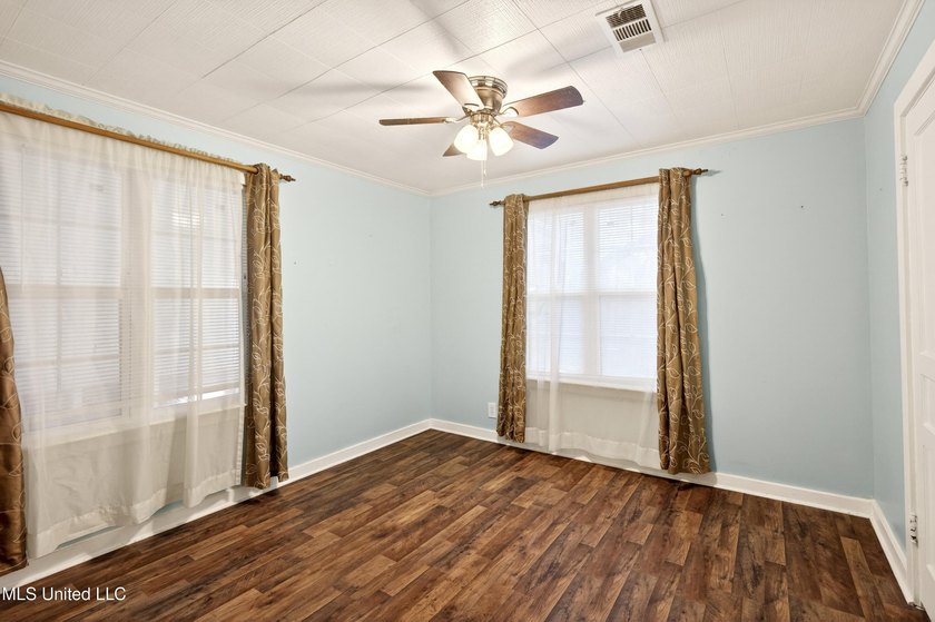 This spacious and versatile home offers 3 bedrooms and 3 - photo 10