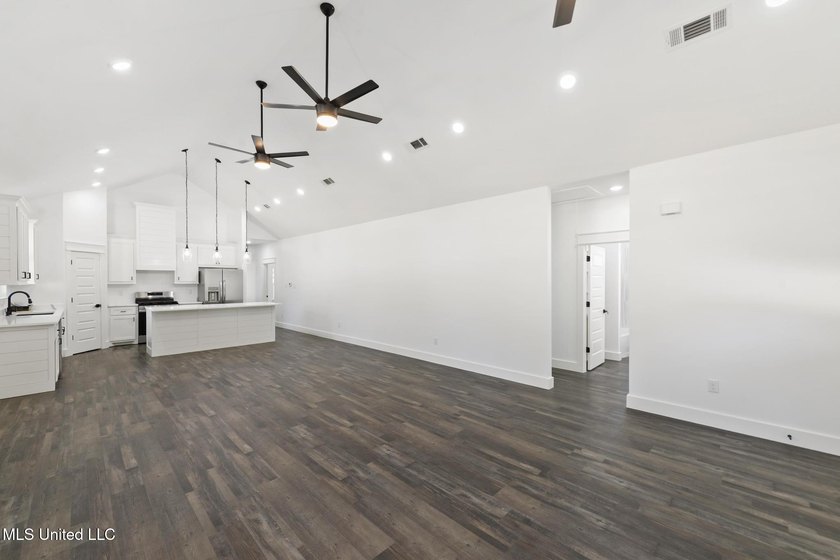 This beautifully crafted new construction home offers 4 bedrooms - photo 6