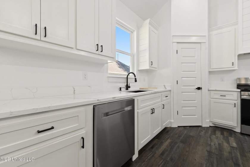 This beautifully crafted new construction home offers 4 bedrooms - photo 9