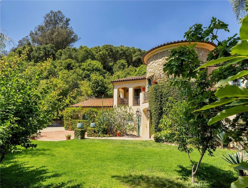 Welcome to ''Villa Bellatorre,'' a remodeled Montecito estate - photo 41