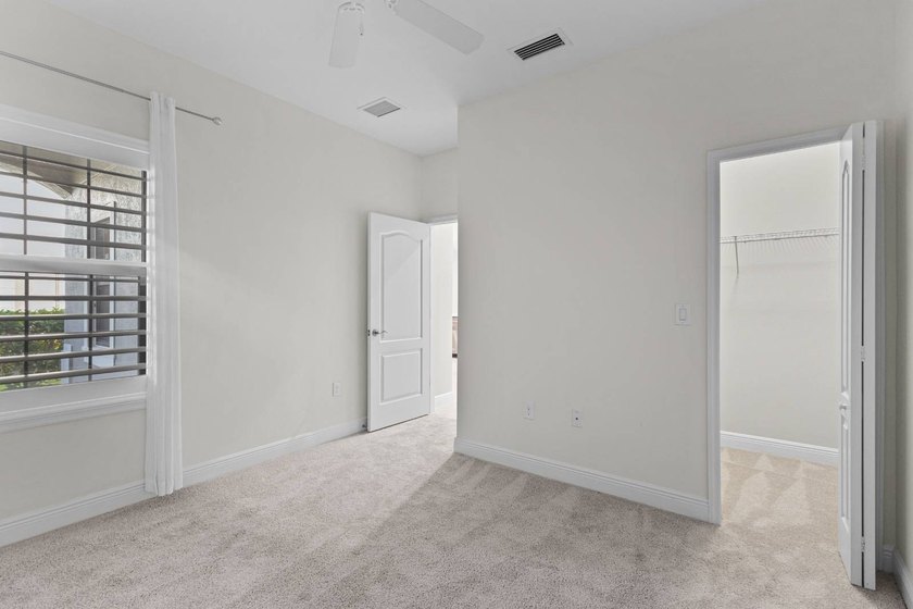 Step into this upgraded 2018 2 bed, 2 bath, + den villa in Grand - photo 11