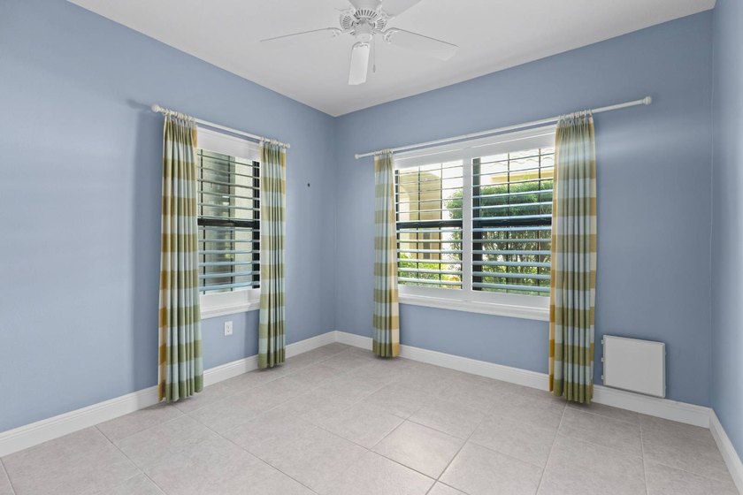 Step into this upgraded 2018 2 bed, 2 bath, + den villa in Grand - photo 15