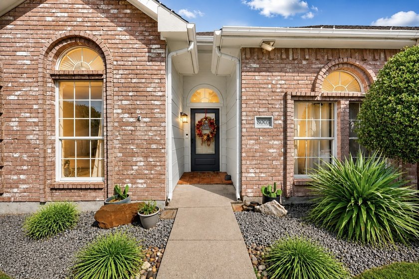 COMING SOON! Lakeside neighborhood in Quality 1 story 4 room - photo 4
