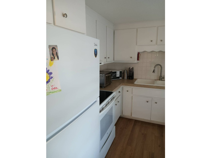 Beautiful well maintained, one bedroom / one bathroom mobile - photo 4