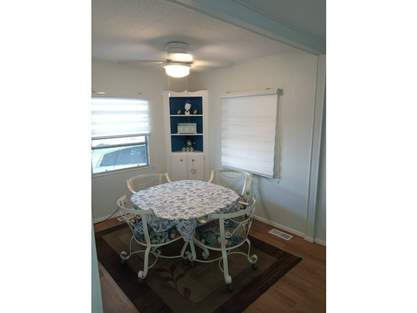 Beautiful well maintained, one bedroom / one bathroom mobile - photo 8