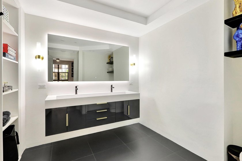 Experience unparalleled luxury in the heart of downtown City - photo 19