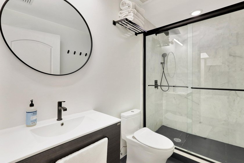 Experience unparalleled luxury in the heart of downtown City - photo 29