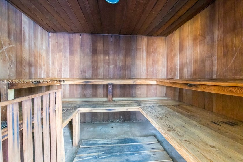 Beautifully renovated 1-bedroom, 1-bath condo in an unbeatable - photo 12