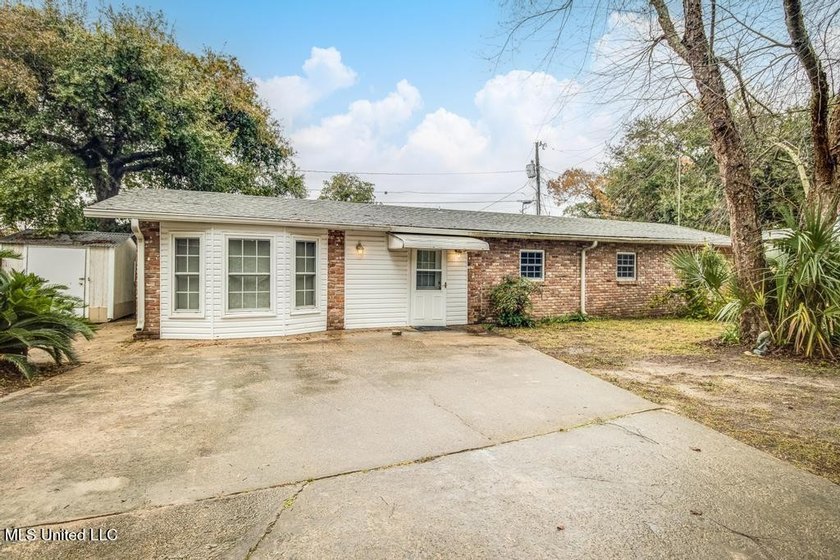 Just a couple of blocks from the beach and an easy walk to - photo 2