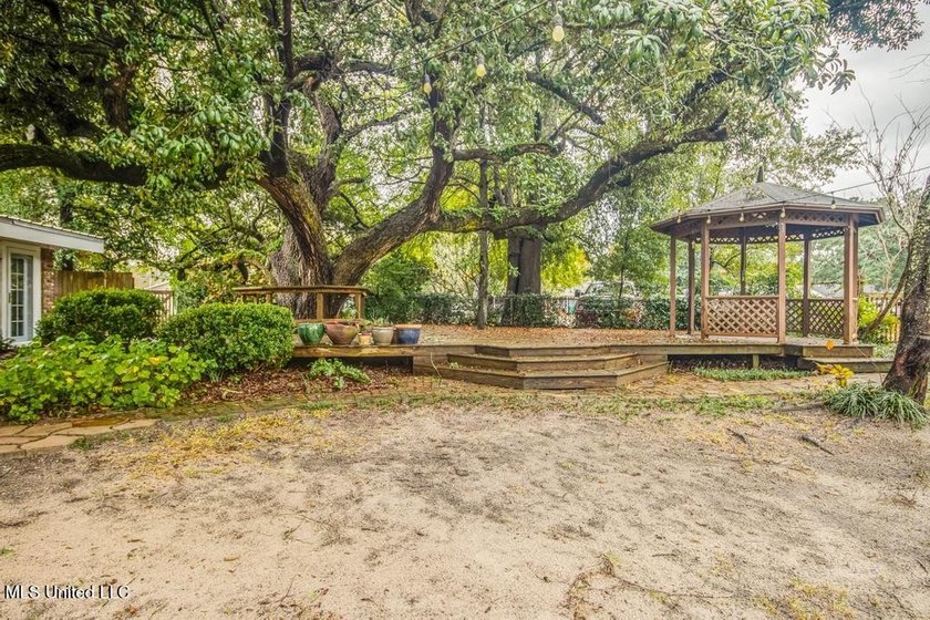 Just a couple of blocks from the beach and an easy walk to - photo 4