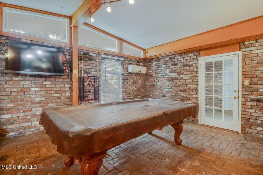 Just a couple of blocks from the beach and an easy walk to - photo 10