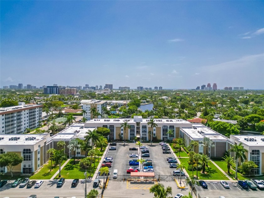 Beautifully renovated 1-bedroom, 1-bath condo in an unbeatable - photo 22