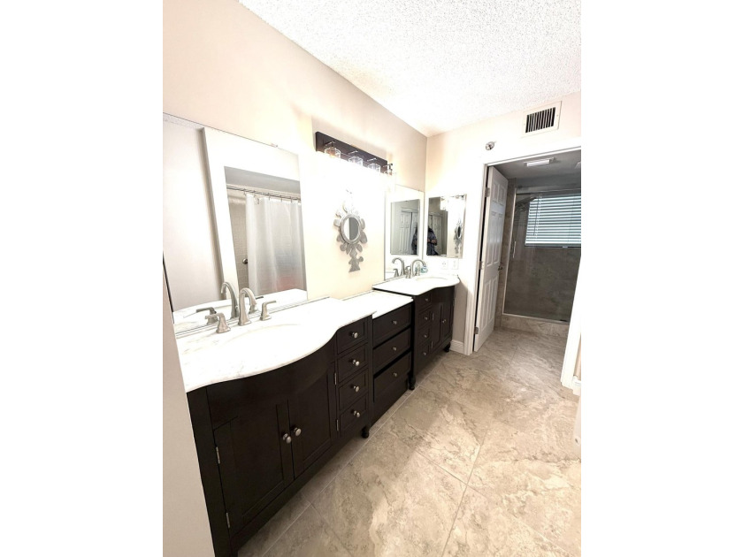 Beautifully upgraded 6th-floor condo in desirable Huntington - photo 2