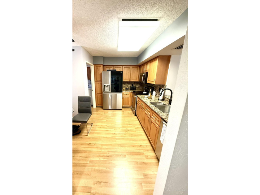 Beautifully upgraded 6th-floor condo in desirable Huntington - photo 6
