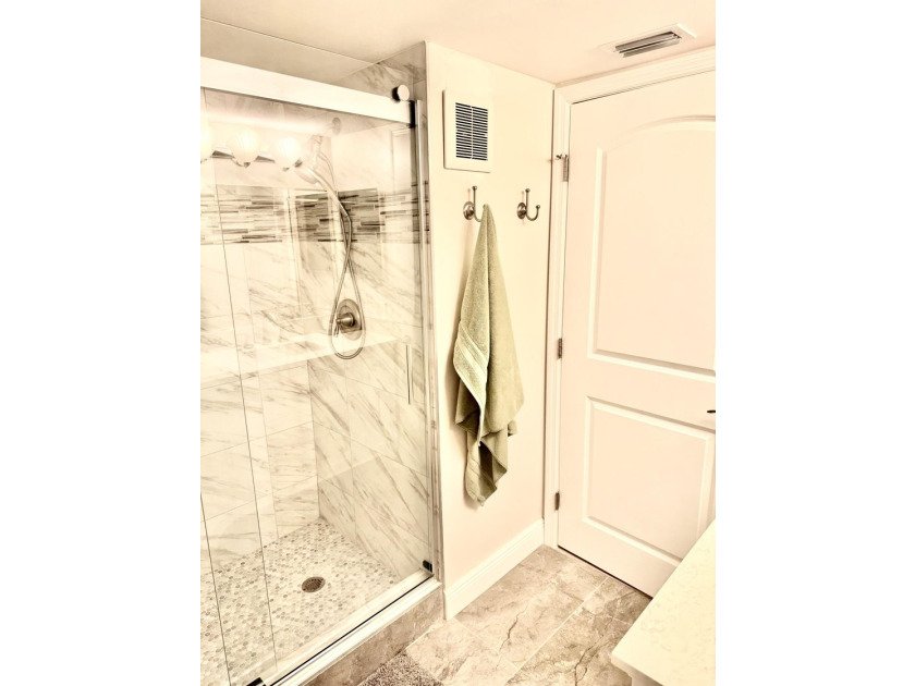 Beautifully upgraded 6th-floor condo in desirable Huntington - photo 9