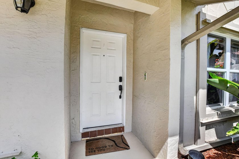 Welcome to this charming three-bedroom, two-bathroom - photo 7