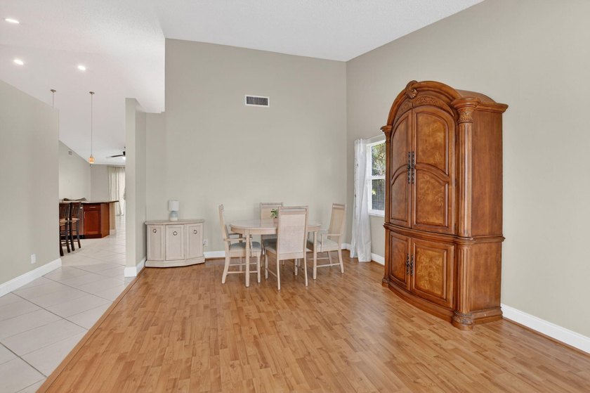 Welcome to this charming three-bedroom, two-bathroom - photo 10