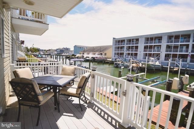 Spectacular waterfront townhouse offering 4 bedrooms and 3.5 - photo 2