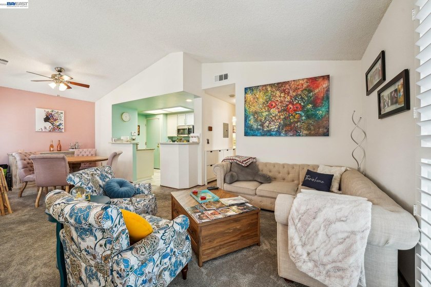 Beautifully maintained corner unit in the heart of Fremont - photo 3