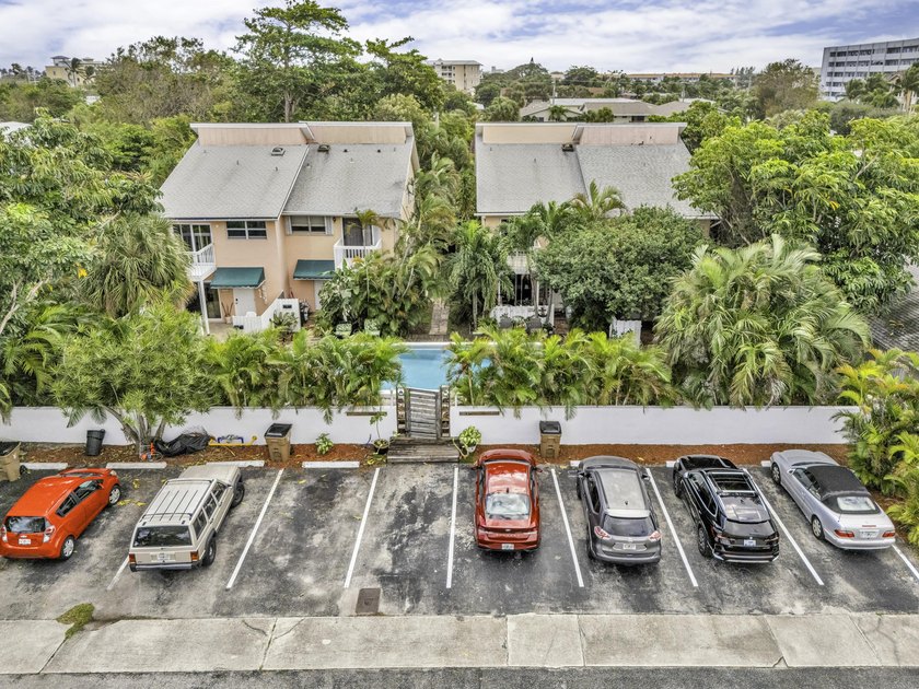 TOWNHOME CAN BE RENTED RIGHT AWAY...6 MONTHS MINIMUM. BRING - photo 2