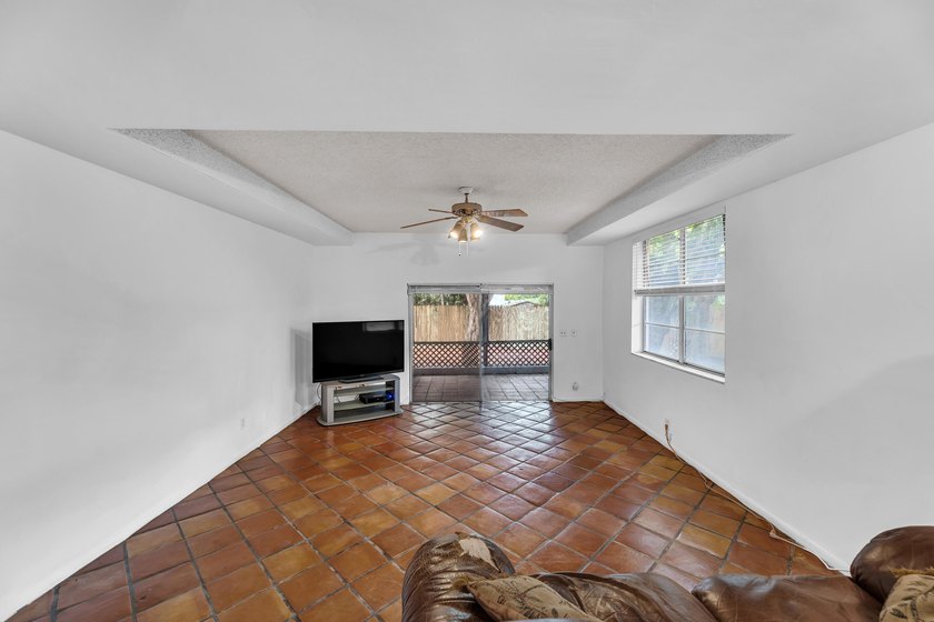 TOWNHOME CAN BE RENTED RIGHT AWAY...6 MONTHS MINIMUM. BRING - photo 8