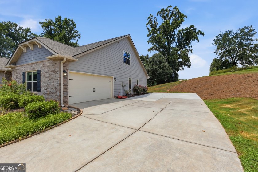 Newer construction, 3 private acres, and over 2,800 square feet - photo 14