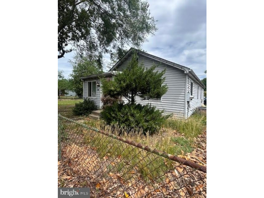 3 Bedroom 1 bath ranch home features a spacious living room - photo 23