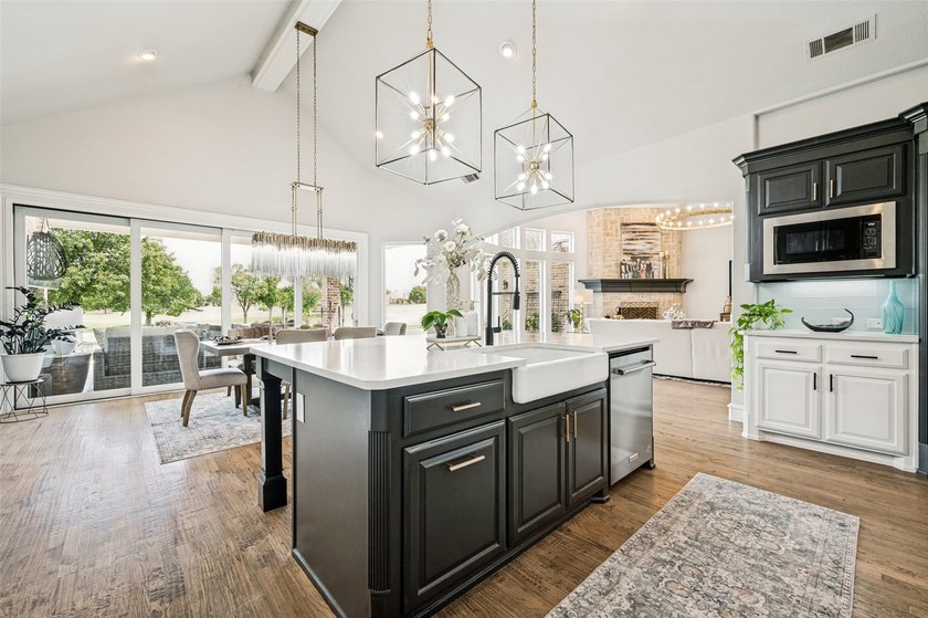 Experience refined luxury living in this exquisite 4-bedroom, 3 - photo 13