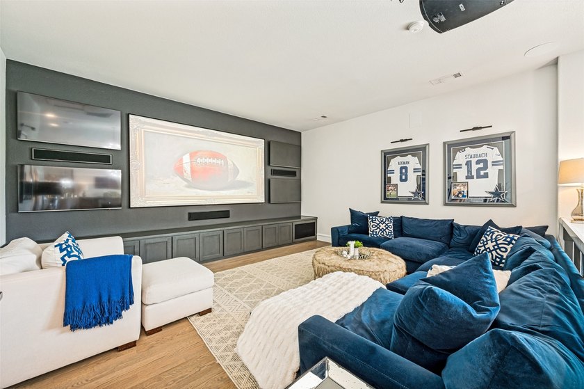 Experience refined luxury living in this exquisite 4-bedroom, 3 - photo 18