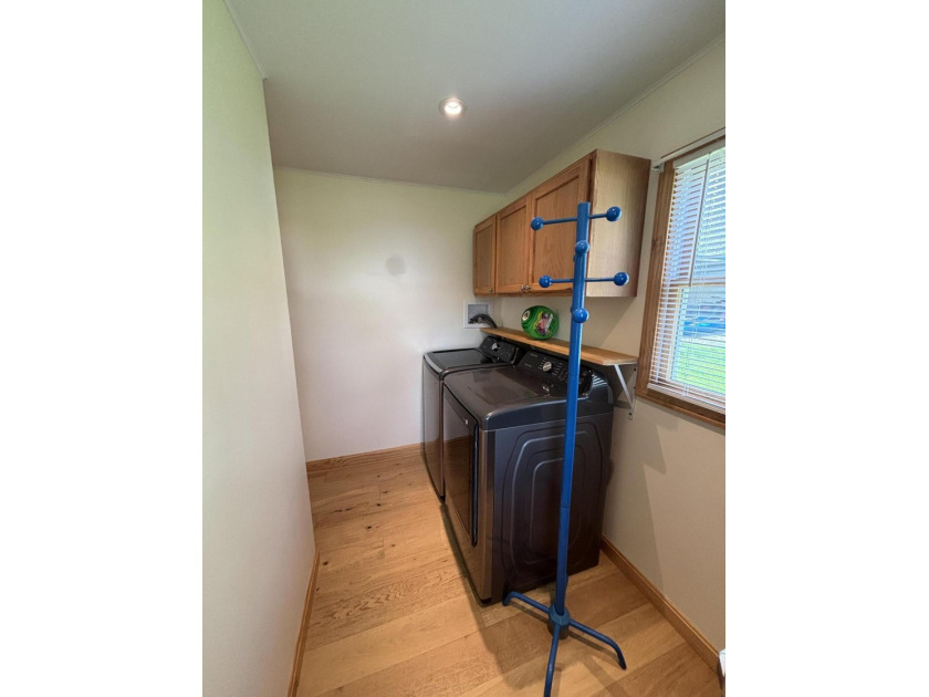 Welcome to this stunning, fully renovated home, meticulously - photo 21