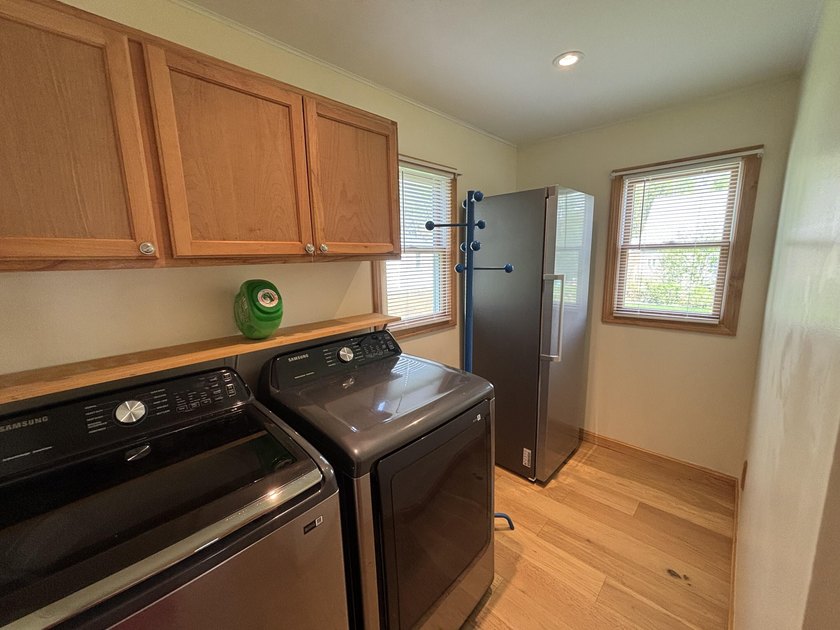 Welcome to this stunning, fully renovated home, meticulously - photo 22