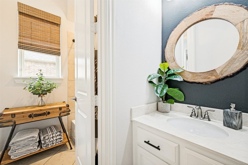 Experience refined luxury living in this exquisite 4-bedroom, 3 - photo 23