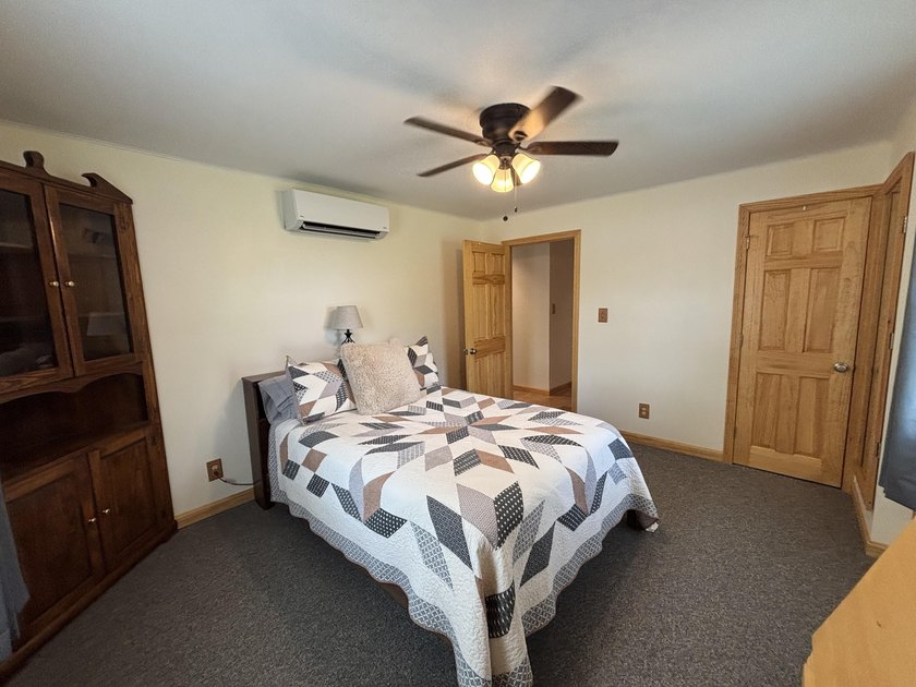 Welcome to this stunning, fully renovated home, meticulously - photo 24