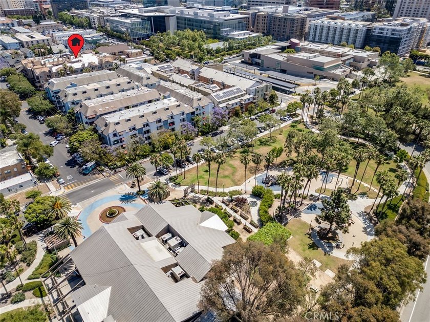 Downtown Vibe mixed with with private, peaceful secluson. 640 W - photo 24