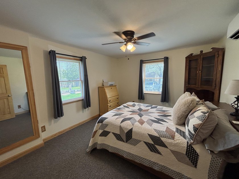 Welcome to this stunning, fully renovated home, meticulously - photo 25