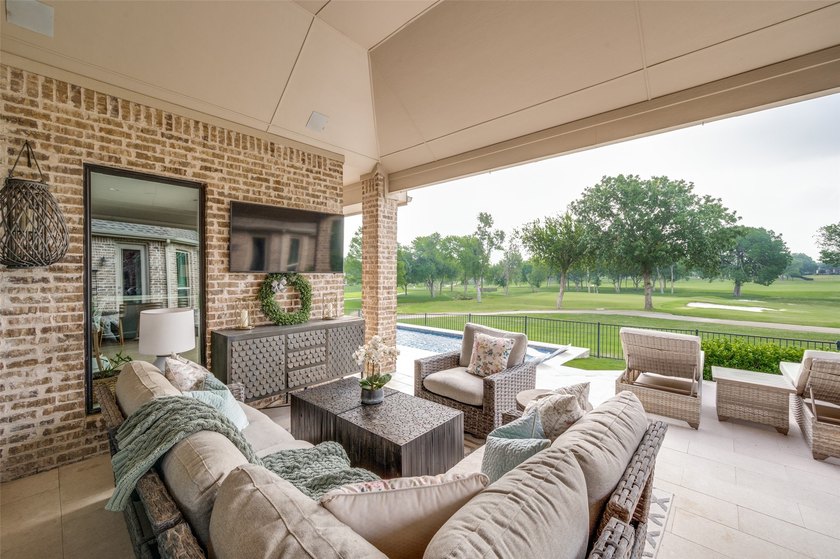 Experience refined luxury living in this exquisite 4-bedroom, 3 - photo 28