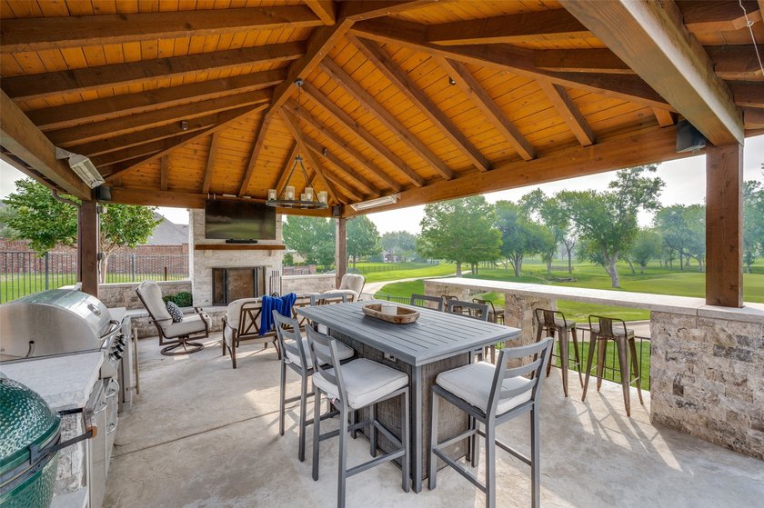Experience refined luxury living in this exquisite 4-bedroom, 3 - photo 31