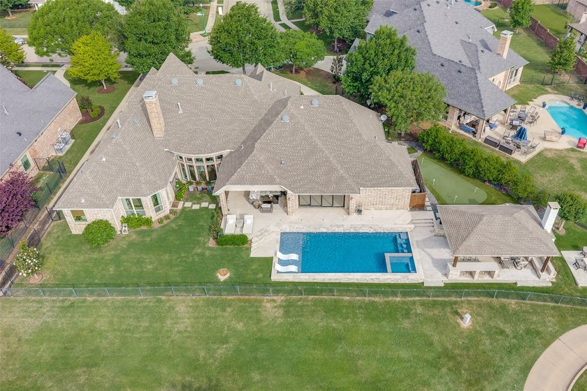 Experience refined luxury living in this exquisite 4-bedroom, 3 - photo 34