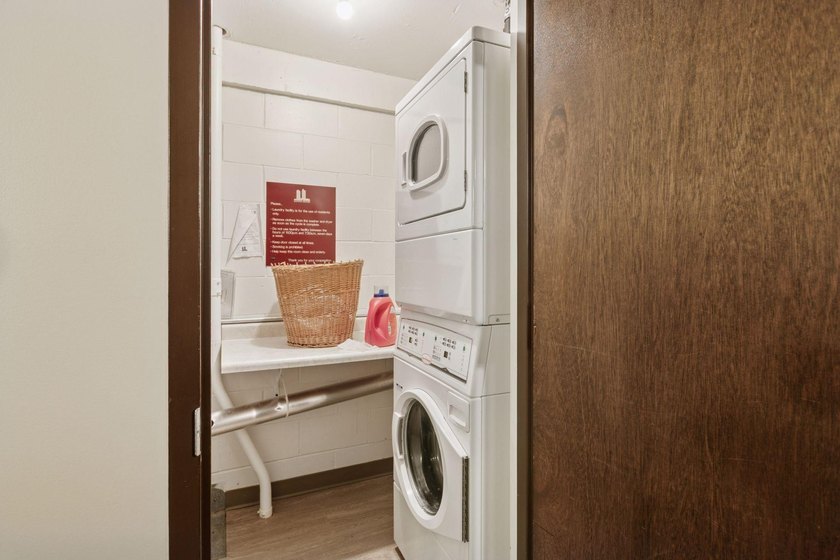 Move right into this bright and modern 1 bedroom at Summit - photo 36