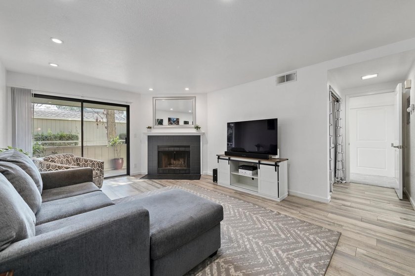 Welcome to 1751 Braddock Court, a beautifully updated - photo 4