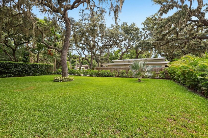 This meticulously maintained brick home boasts a BRAND NEW ROOF - photo 31